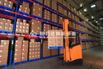 重型貨架搭配智能AGV叉車，實(shí)現(xiàn)自動(dòng)化存取貨物